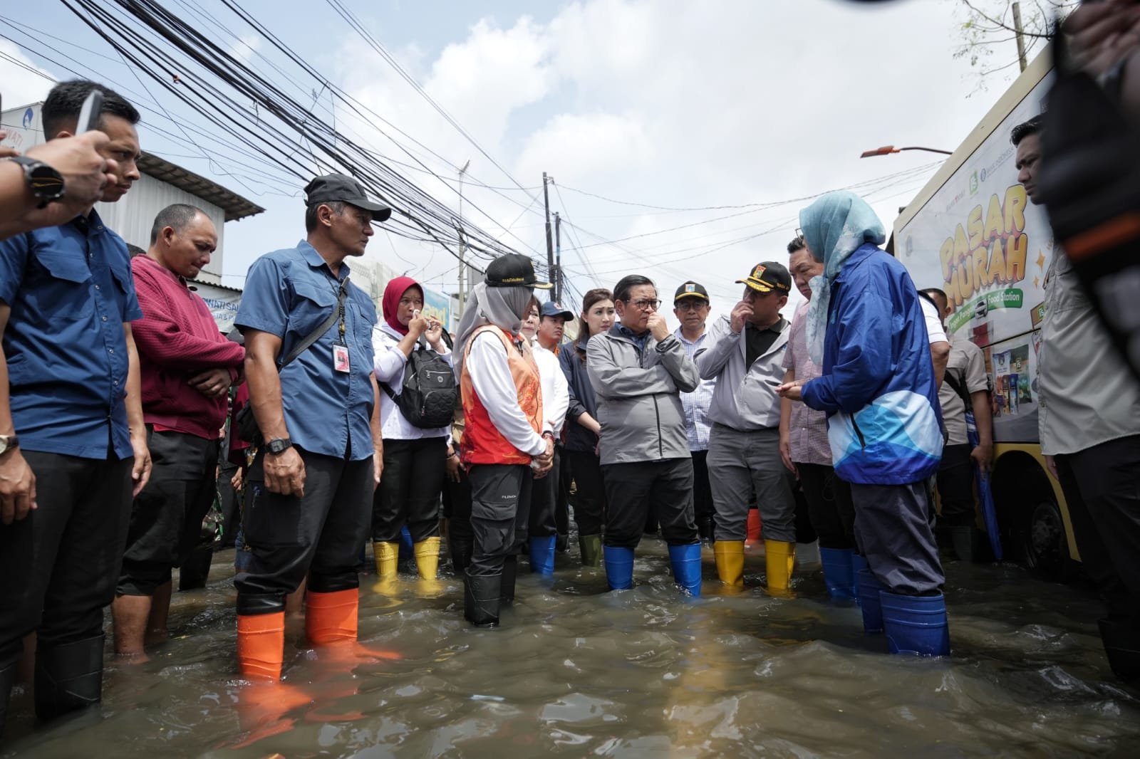 Tinjau Pengungsian Banjir di Rawa Buaya, Gubernur Pramono Serahkan Bantuan dan Tambah Pompa Air