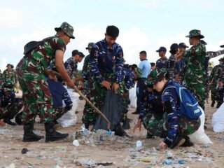 Aksi Gotong Royong Lanud I Gusti Ngurah Rai Bersihkan Pantai Kuta