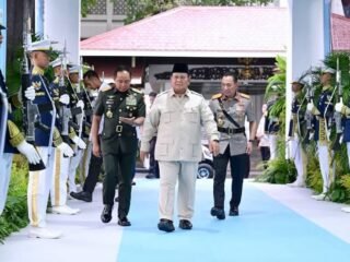 Presiden Prabowo Subianto memberikan taklimat kepada para peserta Rapat Pimpinan (Rapim) TNI dan Polri yang digelar di Istana Kepresidenan