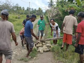 Kapolsek Bonggo Lakukan Negosiasi, Aksi Pemalangan Jalan di Kampung Tetom Jaya Berhasil Dibuka
