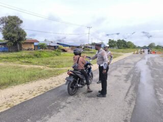 Tekankan Keselamatan Berkendara, Sat Lantas Mamberamo Tengah Lakukan Edukasi Helm