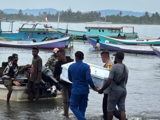 Sentuhan Kemanusiaan Polisi Perairan: SAT POLAIRUD Polres Sarmi Bantu Warga Evakuasi Jenazah ke Mamberamo Raya