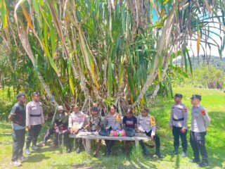 Kasat Binmas Polres Mamberamo Tengah Salurkan Bantuan Sosial dan Tingkatkan Kamtibmas di Kelompok Tiga Desa Serelama