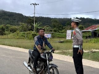Hadir di Tengah Aktivitas Pagi, Sat Lantas Polres Mamberamo Tengah Pastikan Jalan Warabuke Aman dan Tertib