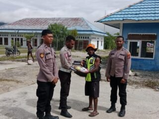 Sat Binmas Polres Mamberamo Tengah Salurkan Sembako dan Sampaikan Himbauan Kamtibmas di Kobakma