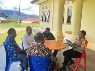 Kasat Binmas Sambut Kunjungan Silaturahmi Tokoh GPDI di Koridor Polres Mamberamo Tengah