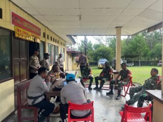 Silaturahmi Personel Polsek dan Koramil Kelila Pererat Sinergitas TNI–Polri dalam Menjaga Sitkamtibmas
