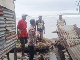 Kasat Polairud Polres Sarmi Tinjau Warga Terdampak Gelombang Tinggi di Pesisir Basecamp