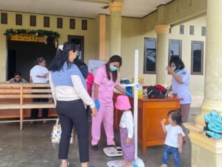 Sinergi Bhayangkari dan Tenaga Kesehatan, Posyandu Rutin Digelar di Mapolres Mamberamo Tengah