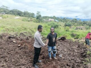 Bhabinkamtibmas Desa Guwage Intensifkan DDS, Sampaikan Himbauan Kamtibmas ke Warga