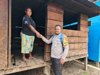 Bhabinkamtibmas Desa Anduam Sosialisasikan Kamtibmas dan Ajak Warga Jaga Kebersihan