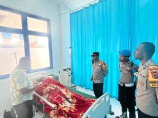 Polres Mamberamo Tengah Hadir Memberi Semangat pada Rekan yang Sakit