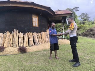 Bhabinkamtibmas Perkuat Silaturahmi dengan Warga Ilugwa di Kobakma
