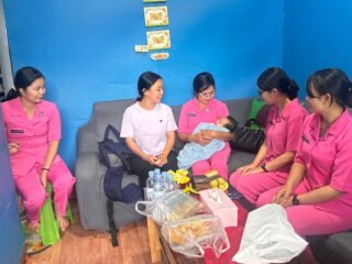 Bhayangkari Cabang Lanny Jaya Kunjungi Anggota Pasca Persalinan
