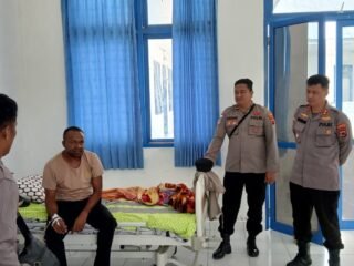 Wujud Kepedulian, Kapolres Mamberamo Tengah Kunjungi Personel yang Dirawat di RSUD Lukas Enembe