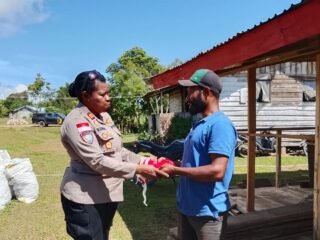 Jelang HUT RI Ke-81, Kasat Binmas Polres Mamberamo Tengah Serahkan Bendera Merah Putih kepada Tokoh Pemuda di Kobakma