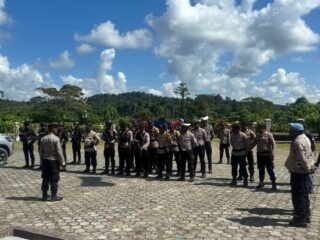Personel Polres Mamberamo Raya Melaksanakan Pengamanan Sidang Paripurna