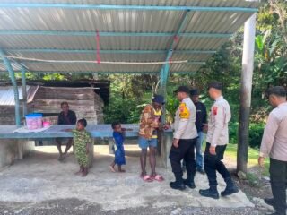 Kapolsek Kelila Pimpin Patroli Jalan Kaki, Sampaikan Pesan Kamtibmas kepada Warga