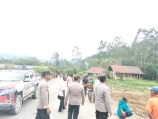 Personel Polsek Kelila Pastikan Pembongkaran Jalan Menuju Kampung Yelenggolo Berjalan Aman