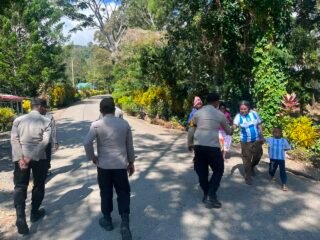 Kapolsek Kelila Pimpin Patroli Pagi, Sambangi Masyarakat dan Monitoring Proyek Jalan di Distrik Kelila