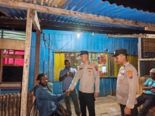 Regu II Polsek Kelila Gelar Patroli Jalan Kaki Sambangi Warga Ciptakan Kamtibmas Kondusif
