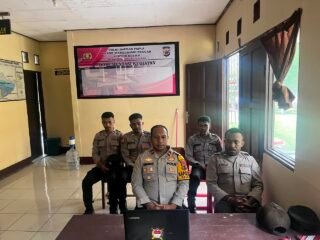 Personel Polsek Kelila Mengikuti Binrohtal Rutin Melalui Zoom Meeting