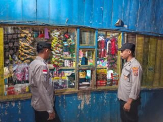 Regu II Polsek Kelila Laksanakan Patroli Jalan Kaki di Sekitar Mako untuk Jaga Stabilitas Kamtibmas