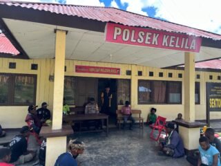 Polsek Kelila Fasilitasi Penyelesaian Permasalahan Jabatan Aparat Kampung Debunggen Secara Musyawarah