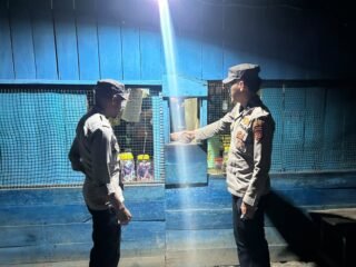 Regu III Polsek Kelila Laksanakan Patroli Sambang di Kios-Kios Pasar Kelila