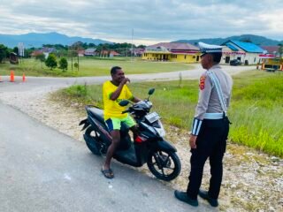 Sat Lantas Polres Mamberamo Tengah Gelar Strong Point Pagi, Berikan Teguran Humanis kepada Pengendara yang Melanggar Aturan Lalu Lintas