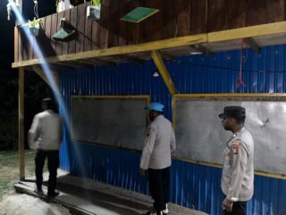 Regu III Polsek Kelila Patroli dan Sambangi Pedagang di Pasar Kelila