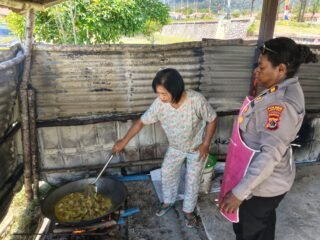 Srikandi Polres Mamberamo Tengah Berjibaku di Dapur Umum untuk Korban Kebakaran