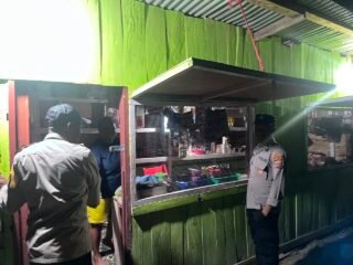 “Polsek Kelila Hadir di Tengah Aktivitas Warga, Patroli Jalan Kaki Pastikan Pasar Tetap Aman dan Kondusif”
