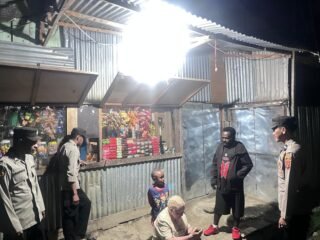 Patroli Jalan Kaki, Regu III Polsek Kelila Sambangi Kios dan Sapa Warga
