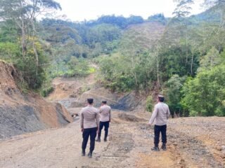 Pastikan Keamanan Proyek, Regu 1 Polsek Kelila Pantau Pembangunan Jalan Kelila–Yelenggolo