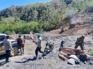Sinergi TNI-Polri Kawal Pembangunan Jalan Kelila–Yelenggolo