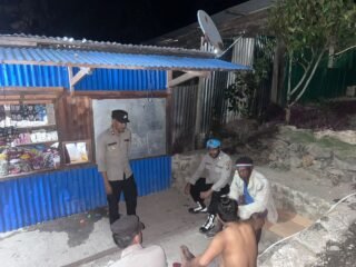 Regu III Polsek Kelila Patroli Jalan Kaki, Sambangi Warga untuk Jaga Kamtibmas