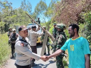 Sinergi TNI-Polri Buka Akses Jalan di Desa Dibunggen