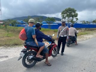 Sat Lantas Polres Mamberamo Tengah Kawal Aktivitas Pagi di Jalan Warabuke