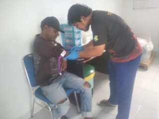 Sie Dokkes Polres Mamteng Dampingi Personel Jalani Pemeriksaan Kesehatan