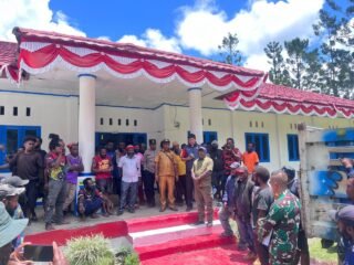 Polsek Kelila Kawal Distribusi Bantuan Beras Bulog untuk 19 Desa