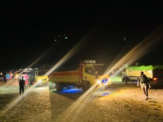 Sembilan Truk Bansos dari Wamena Tiba di Kobakma, Personel Regu III Lakukan Pengawasan