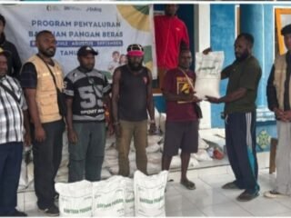 Polres Mamberamo Tengah Kawal Distribusi Bantuan Pangan untuk Warga Kobakma dan Megambilis