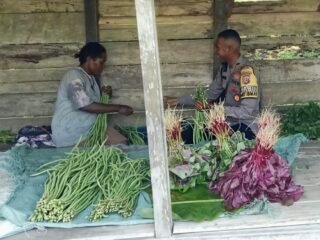 Sat Binmas Polres Mamberamo Raya Sambangi Warga di Pasar Mama-Mama Papua, Perkuat Kemitraan dan Kamtibmas