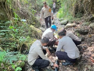 Polsek Kelila Hadir untuk Masyarakat, Perbaiki Saluran Air di Tengah Kemarau Panjang