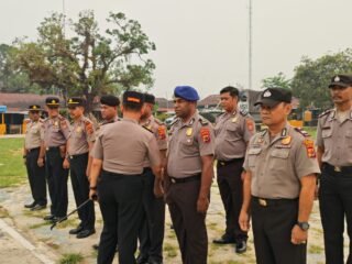 Tegakkan Disiplin, Kapolres Mappi Cek Kelengkapan Seragam Personel Sesuai Aturan Baru Kapolri  ‎