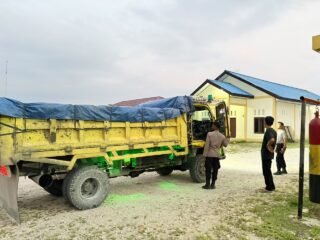 Cegah Masuknya Barang Terlarang, Polres Mamberamo Tengah Periksa Kendaraan Angkutan Barang di Kobakma