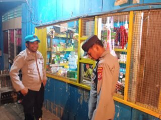 Patroli Jalan Kaki, Polsek Kelila Sambangi Pedagang untuk Jaga Kamtibmas