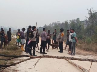 Aksi Pemalangan Jalan Trans Assue - Kepi Berhasil Dibuka, Polres Mappi Selesaikan Masalah Secara Persuasif  ‎