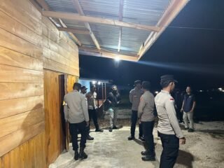 Jaga Kesiapsiagaan di Malam Hari, Pamapta I Bersama Piket Fungsi Sisir Lingkungan Mako Polres Mamberamo Tengah